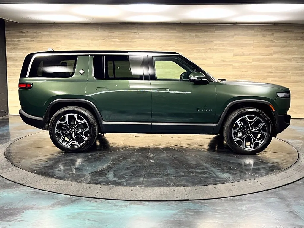 Rivian R1S photo 18