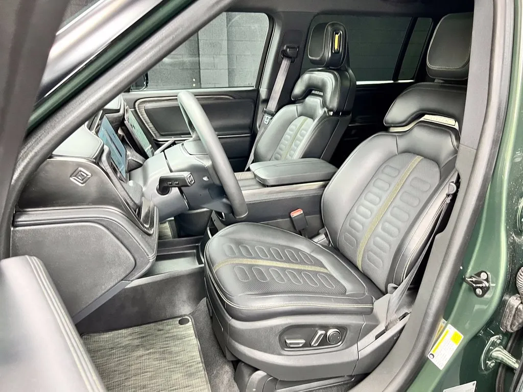 Rivian R1S photo 6