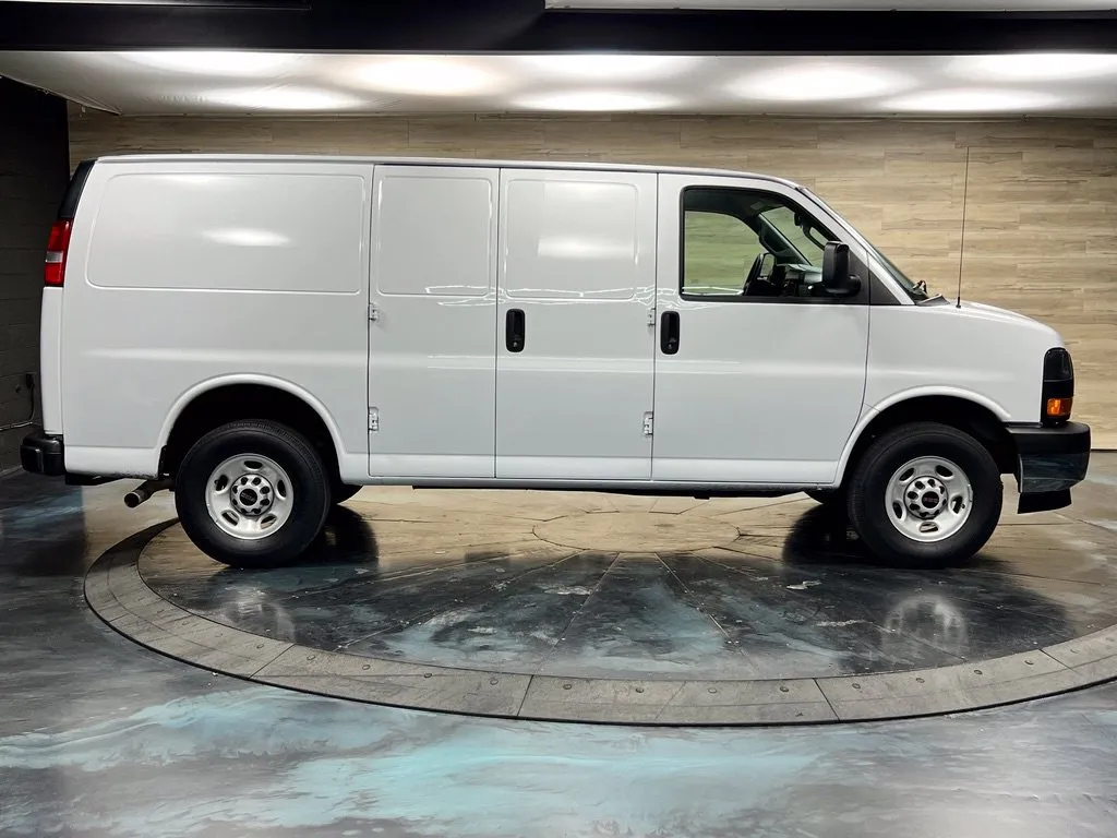 GMC Savana photo 17