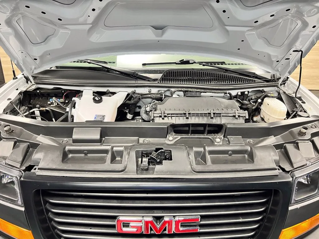 GMC Savana photo 8