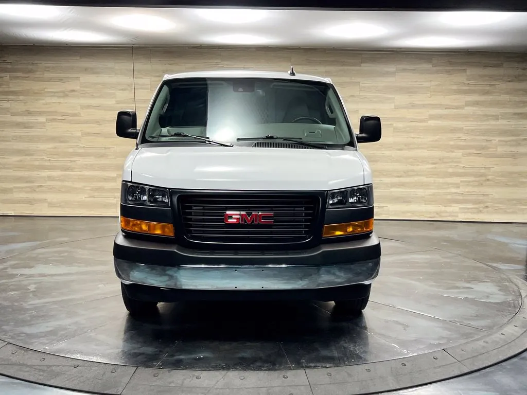 GMC Savana photo 9