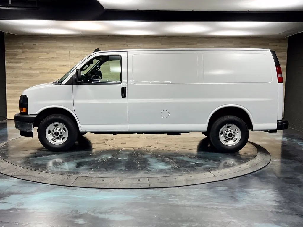 GMC Savana photo 10