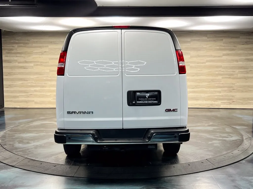 GMC Savana photo 15