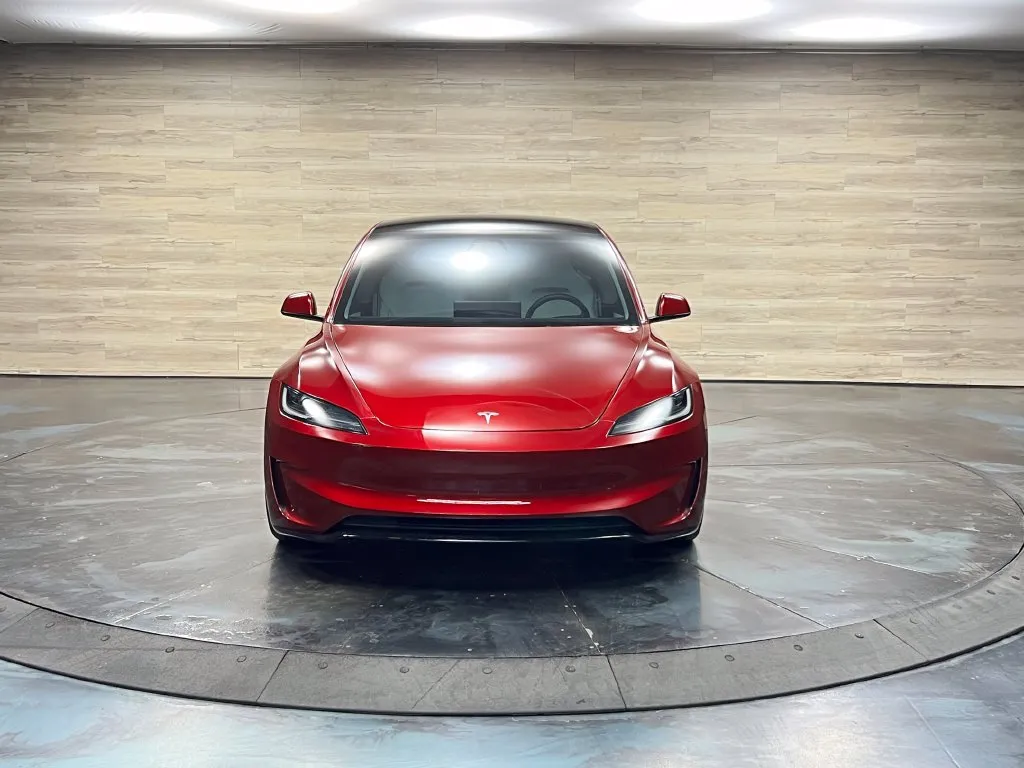 Tesla Model 3 photo 8