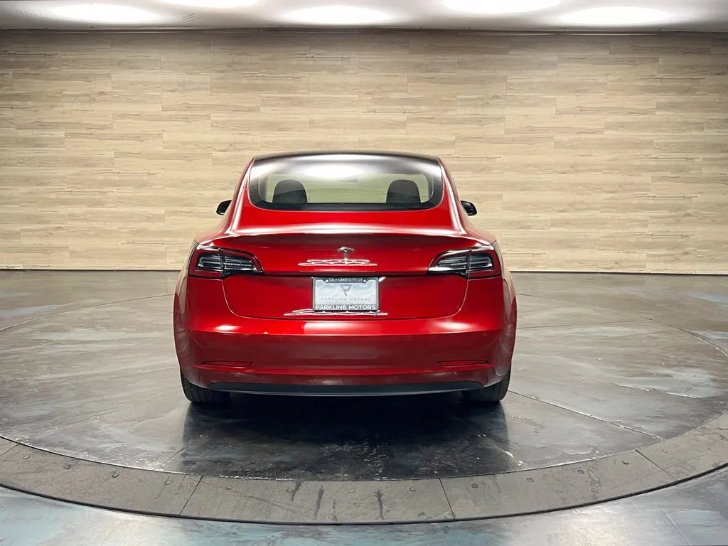 Tesla Model 3 photo 17