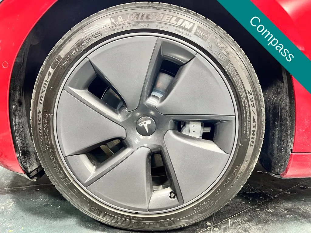Tesla Model 3 photo 10