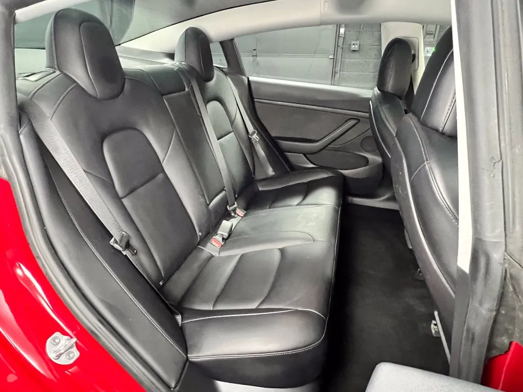 Tesla Model 3 photo 16