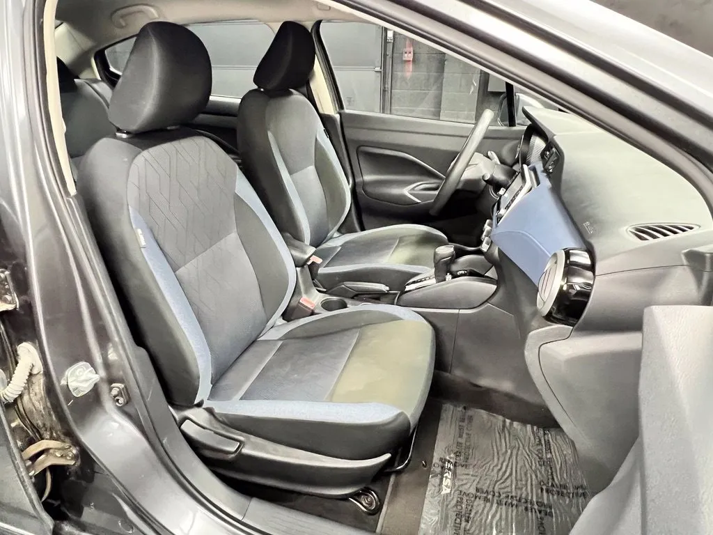 Nissan Versa photo 7