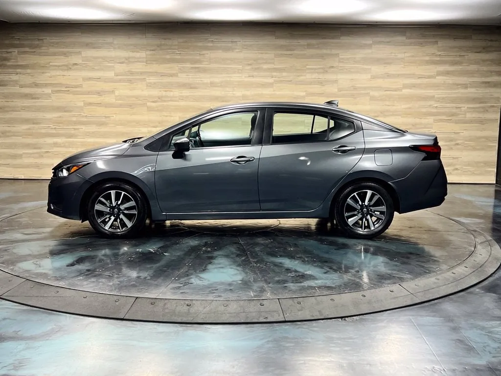 Nissan Versa photo 10