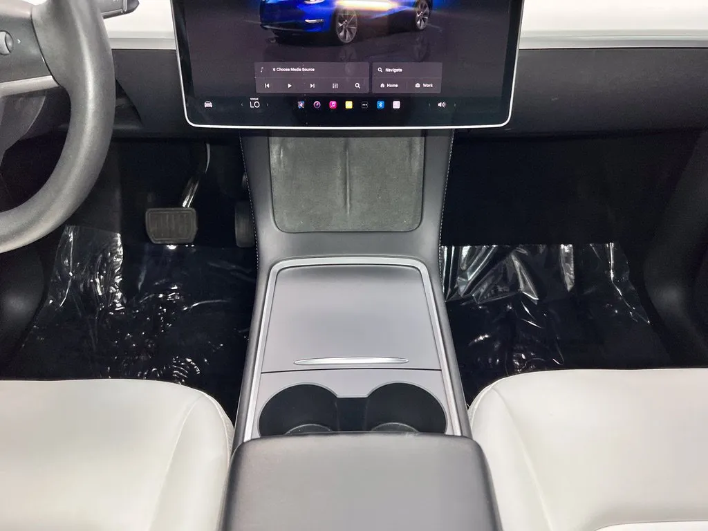 Tesla Model Y photo 12