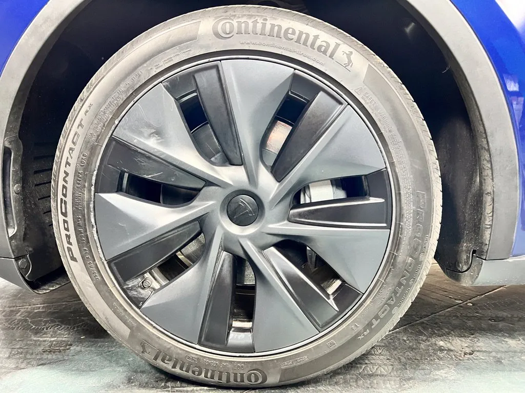 Tesla Model Y photo 10