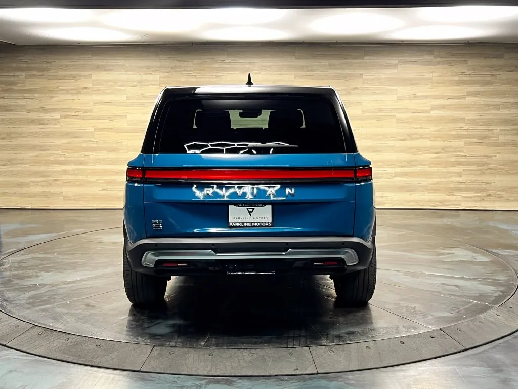Rivian R1S photo 17