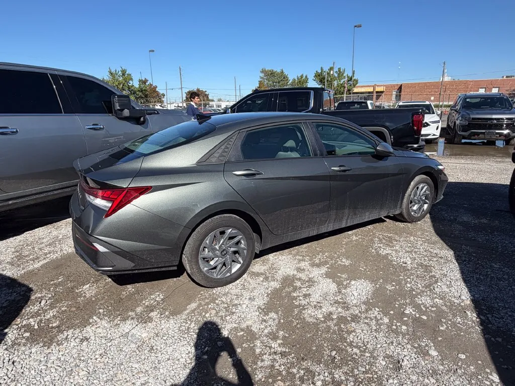 Hyundai Elantra photo 3