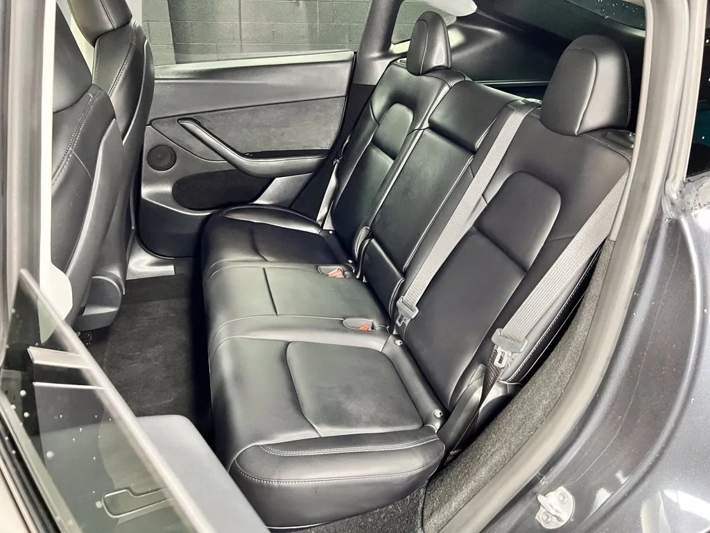 Tesla Model Y photo 17