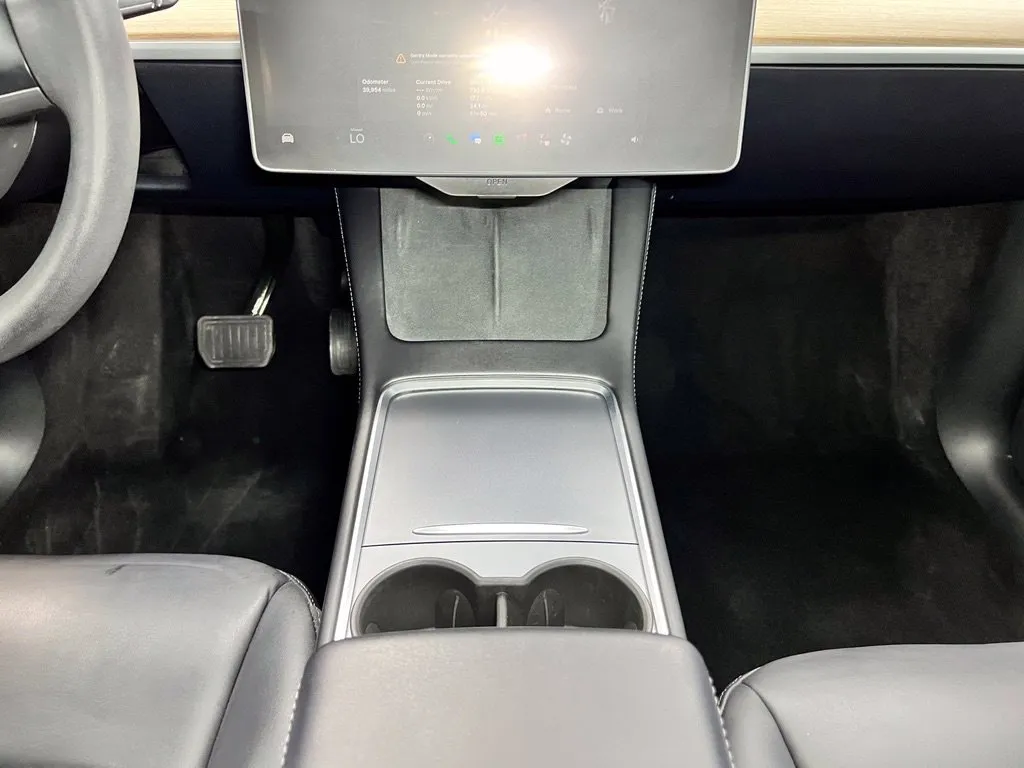 Tesla Model Y photo 12