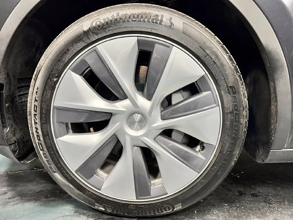 Tesla Model Y photo 10