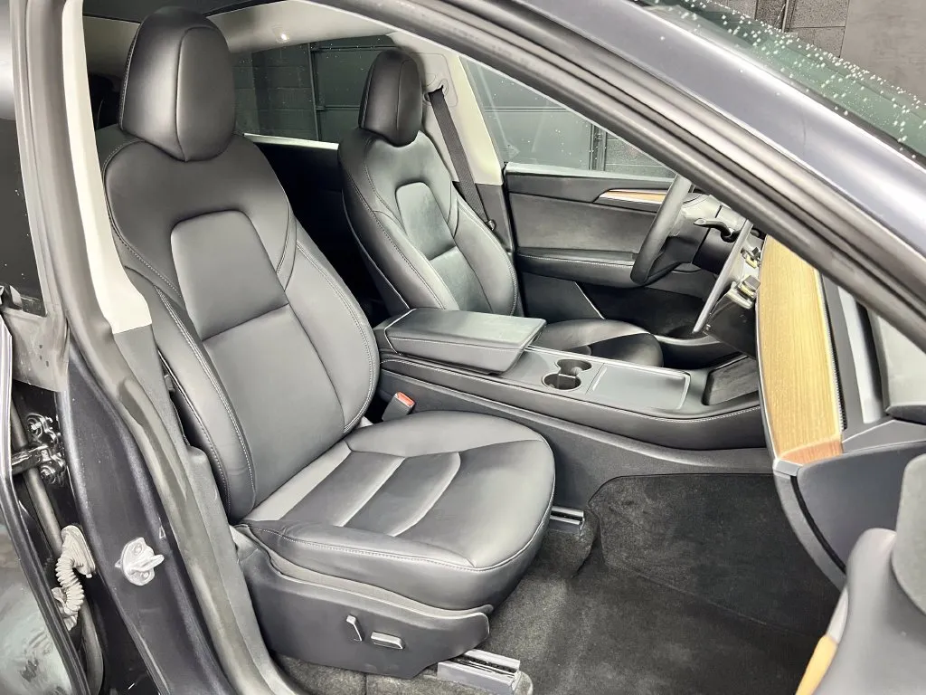 Tesla Model Y photo 7