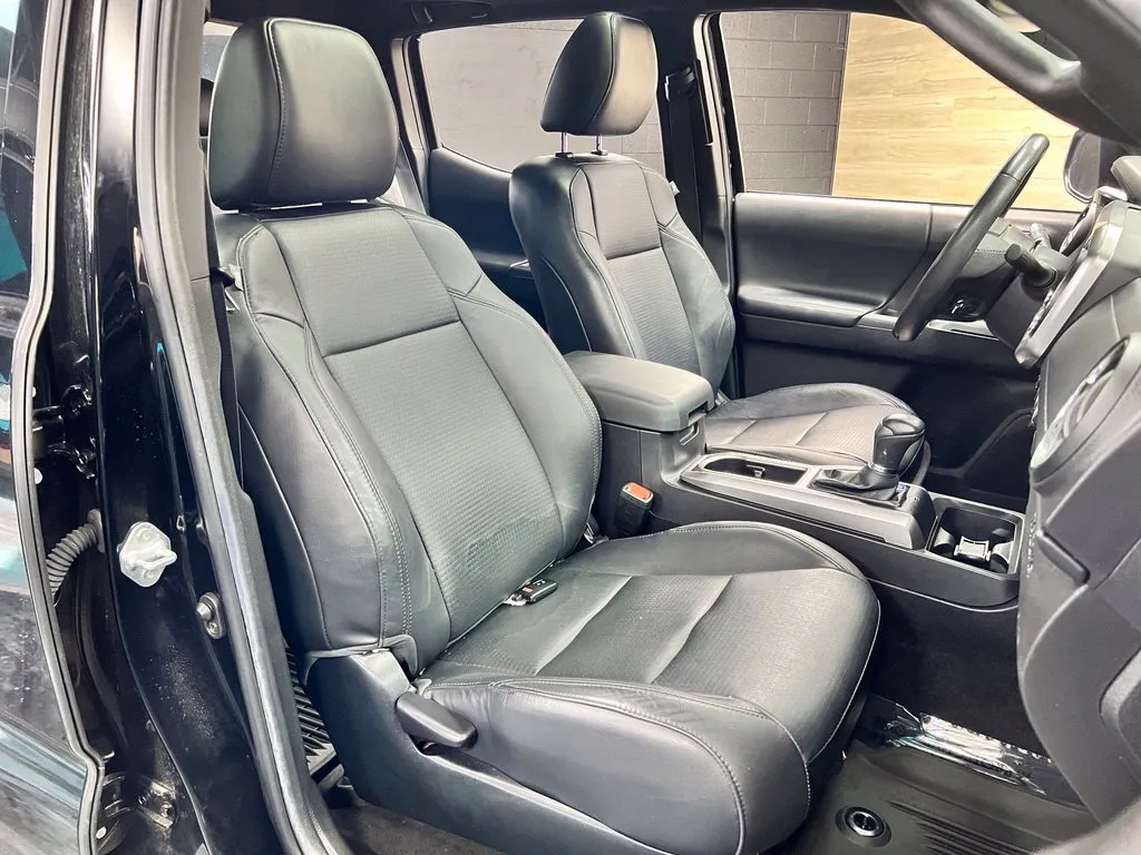 Toyota Tacoma photo 7