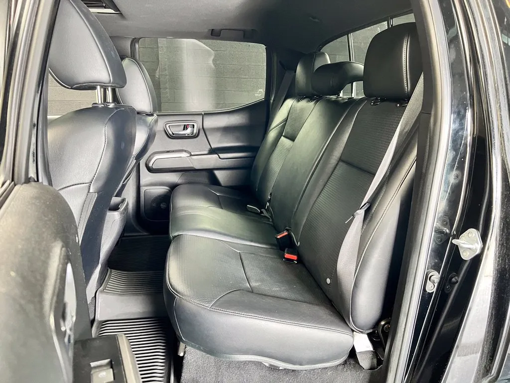 Toyota Tacoma photo 16