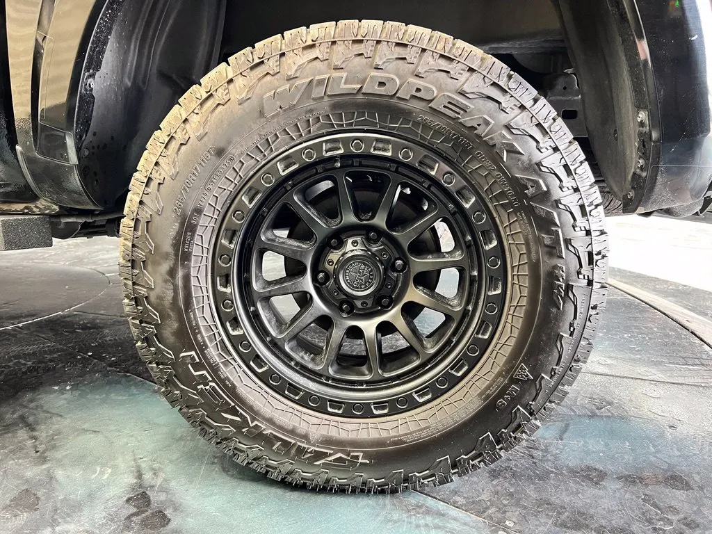 Toyota Tacoma photo 9