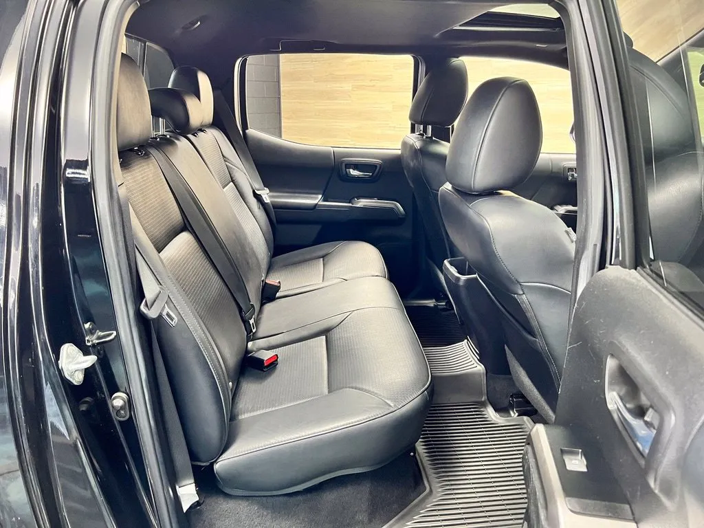 Toyota Tacoma photo 17