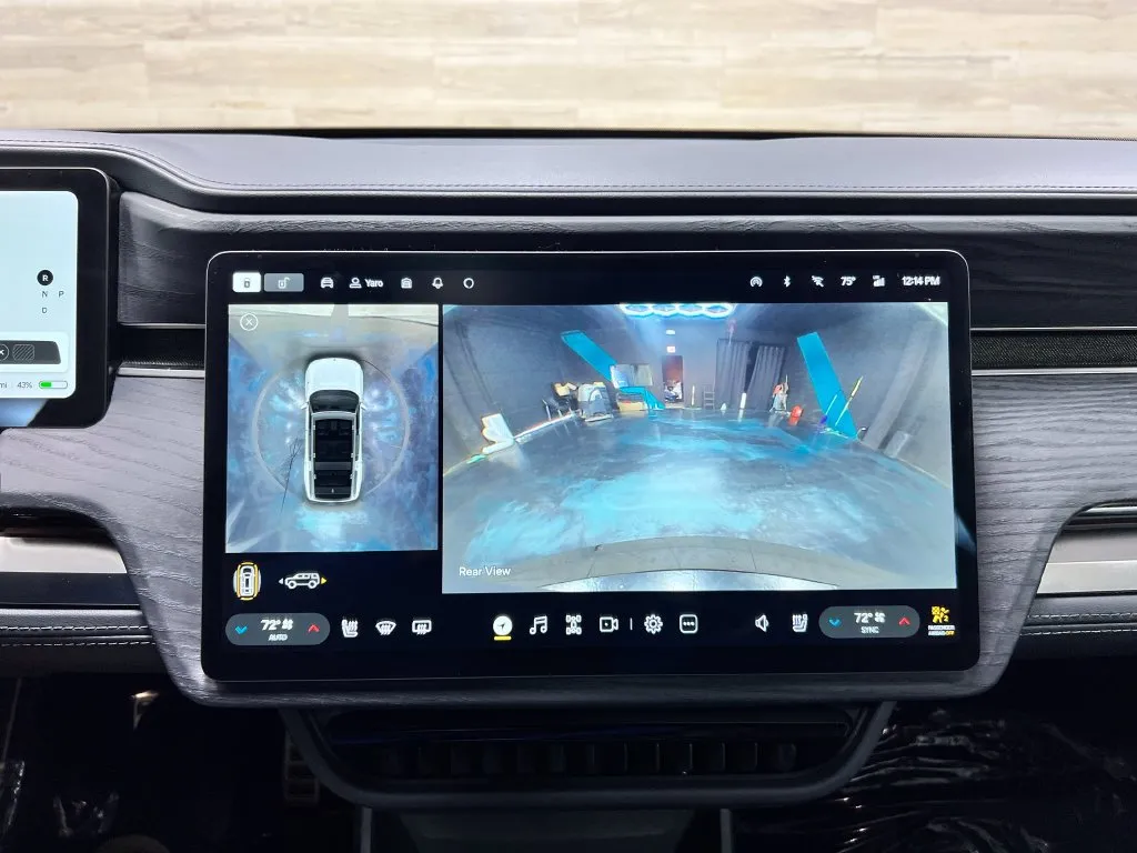 Rivian R1S photo 25