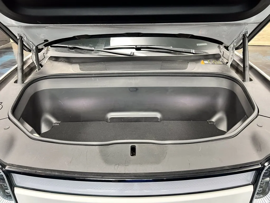 Rivian R1S photo 10