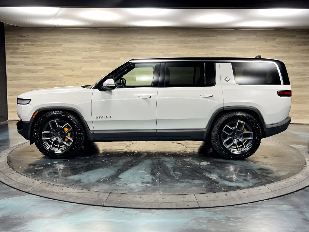 Rivian R1S photo 11