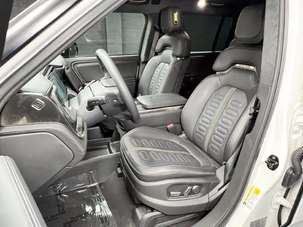 Rivian R1S photo 6