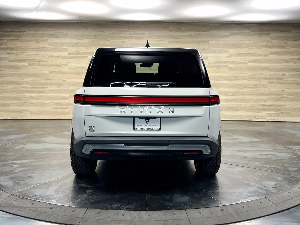 Rivian R1S photo 14