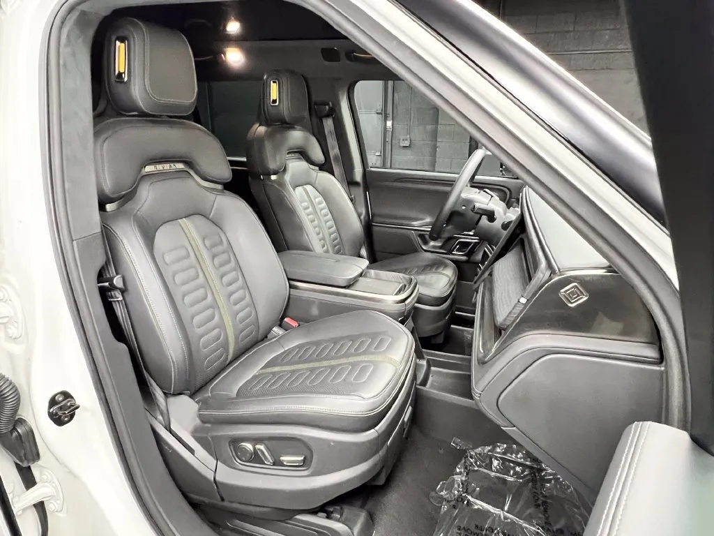 Rivian R1S photo 8