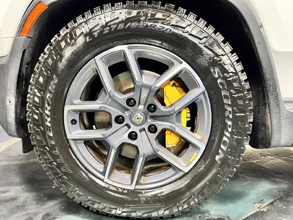 Rivian R1S photo 12