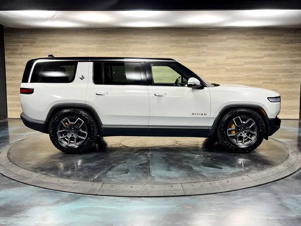 Rivian R1S photo 16