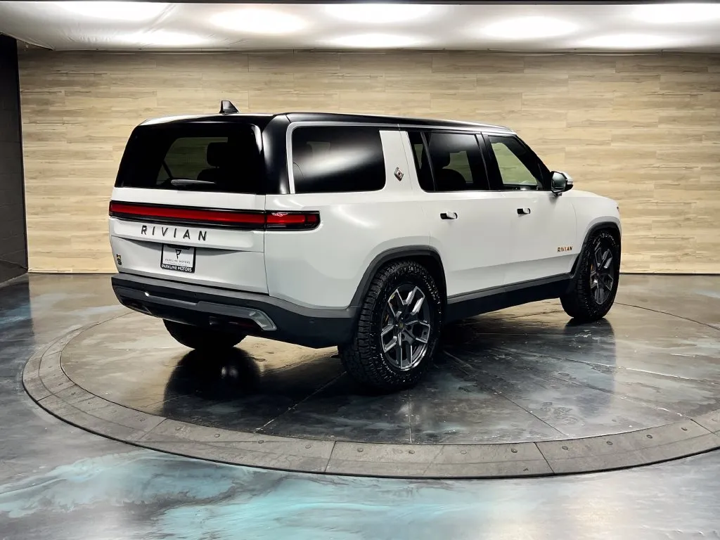 Rivian R1S photo 15