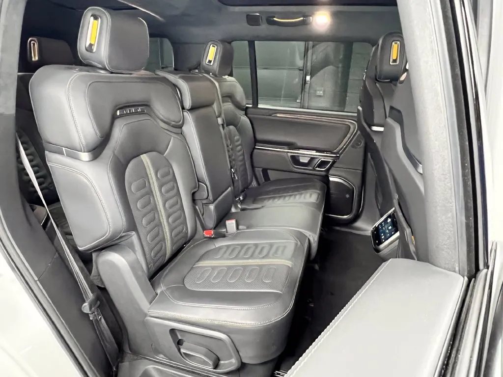 Rivian R1S photo 17