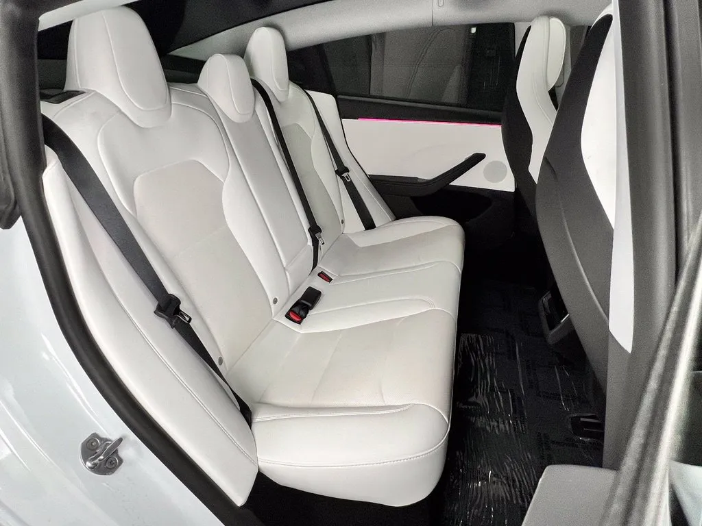 Tesla Model 3 photo 12