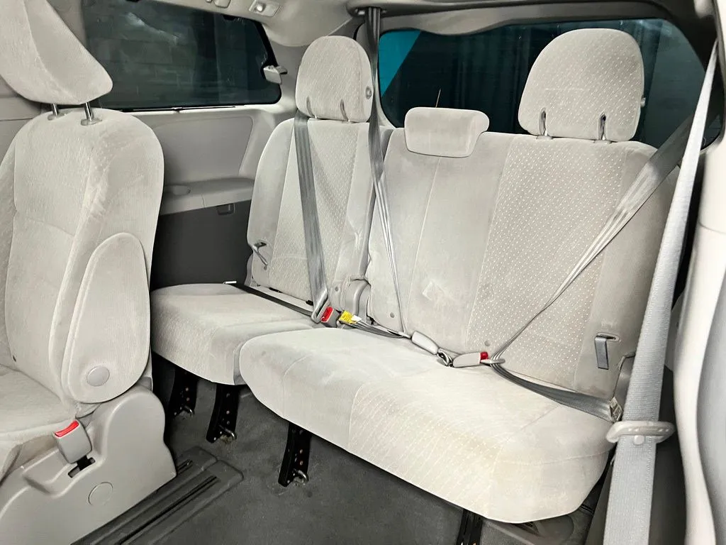 Toyota Sienna photo 17