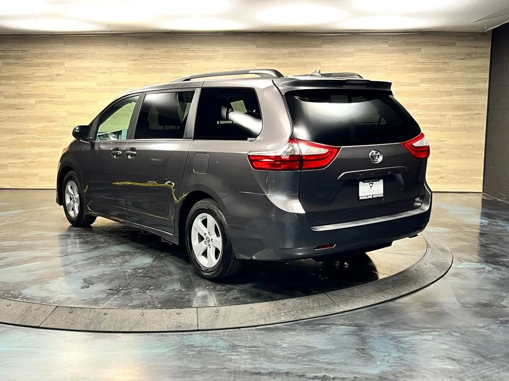 Toyota Sienna photo 12