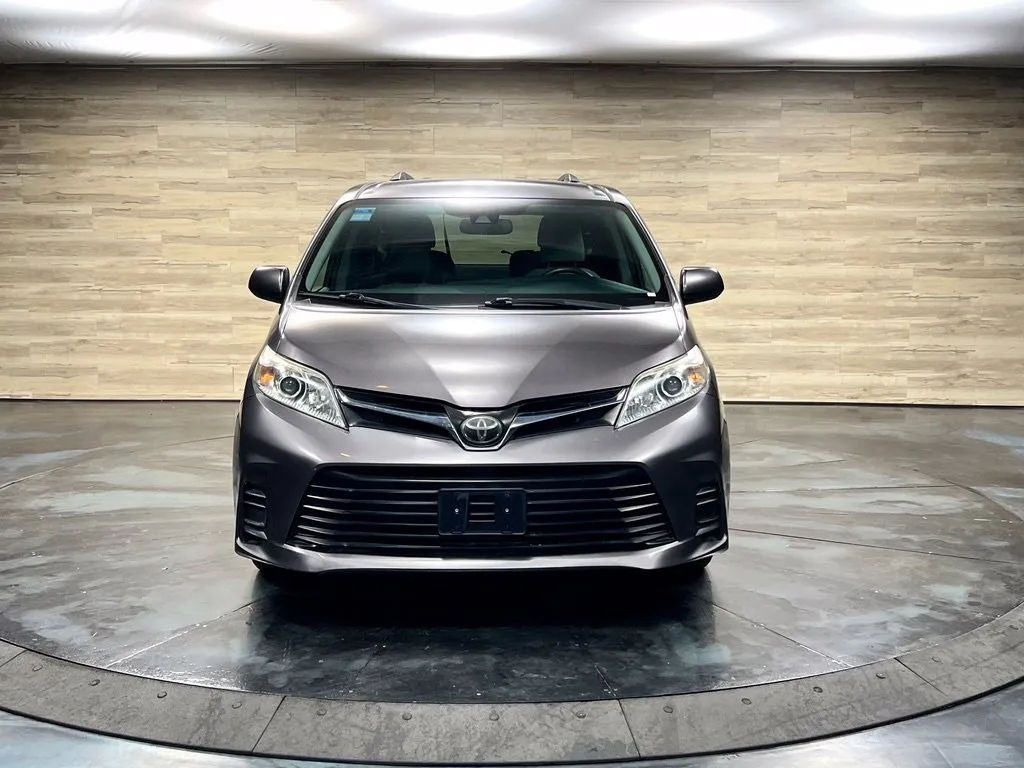 Toyota Sienna photo 8