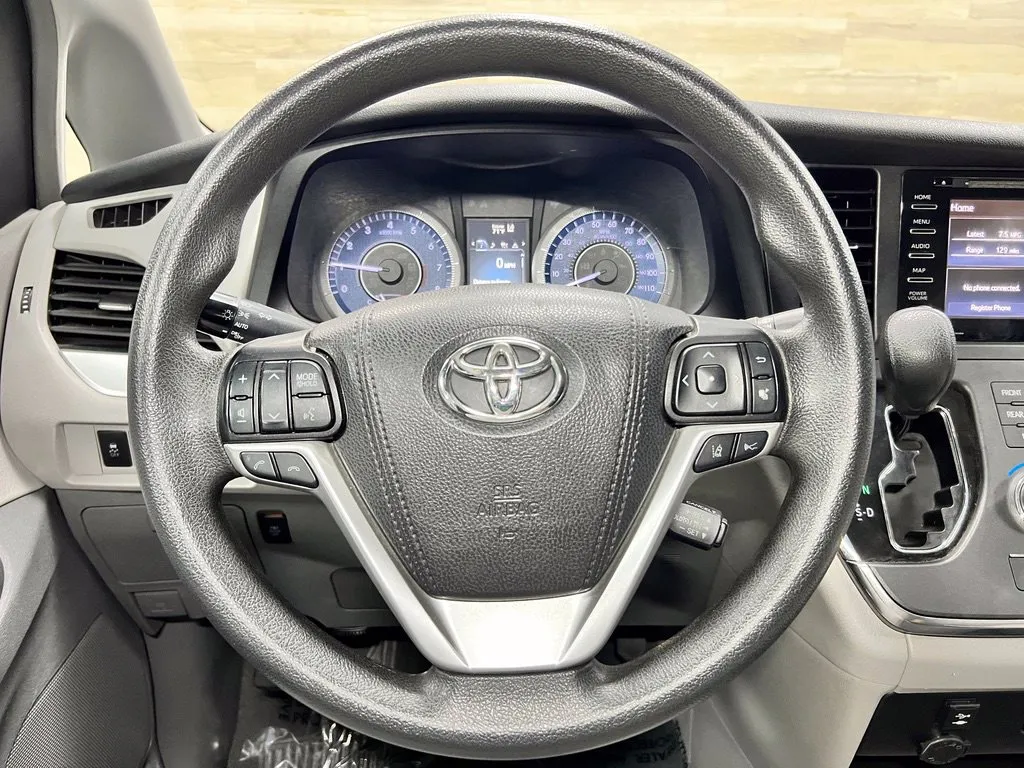 Toyota Sienna photo 3
