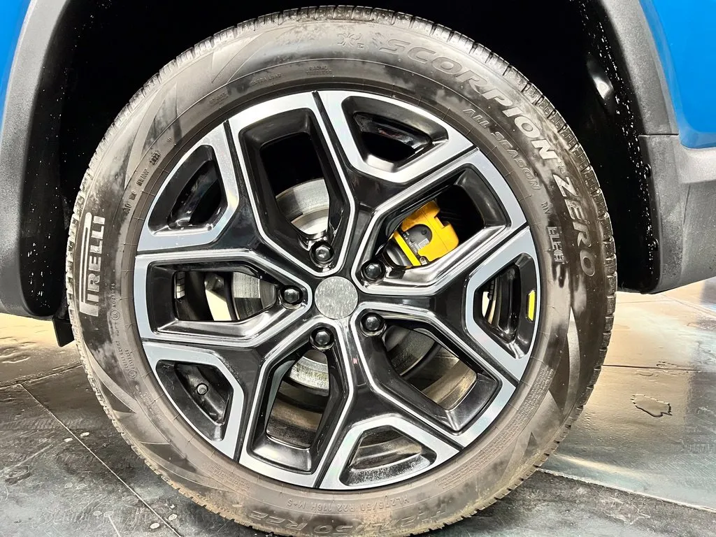 Rivian R1S photo 11