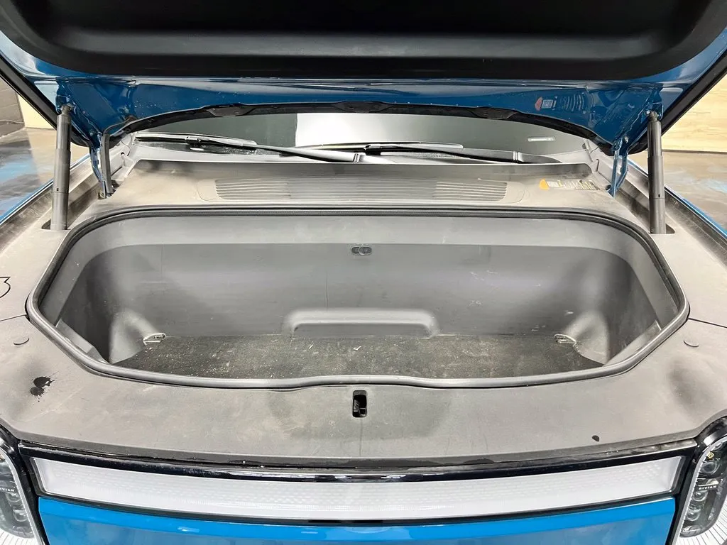 Rivian R1S photo 8