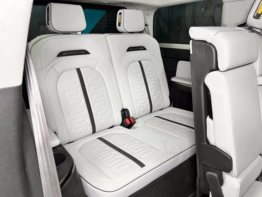 Rivian R1S photo 17