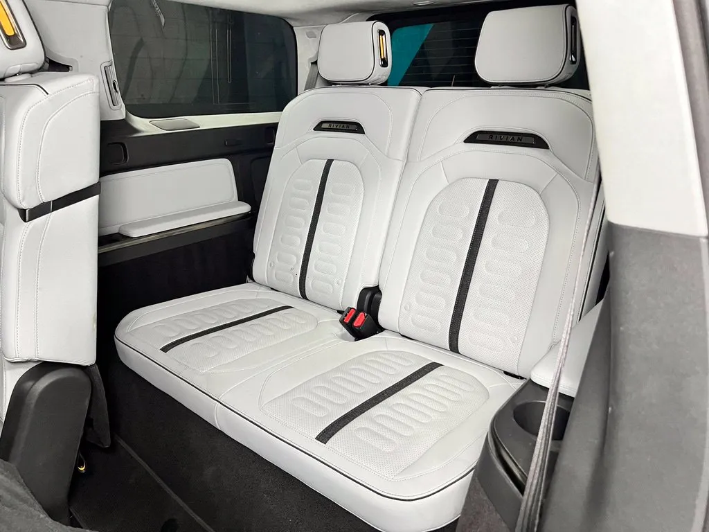 Rivian R1S photo 19