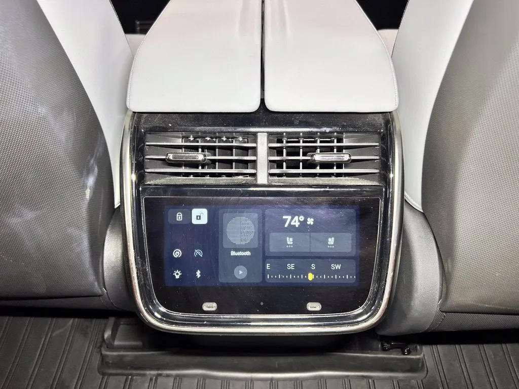 Rivian R1S photo 21