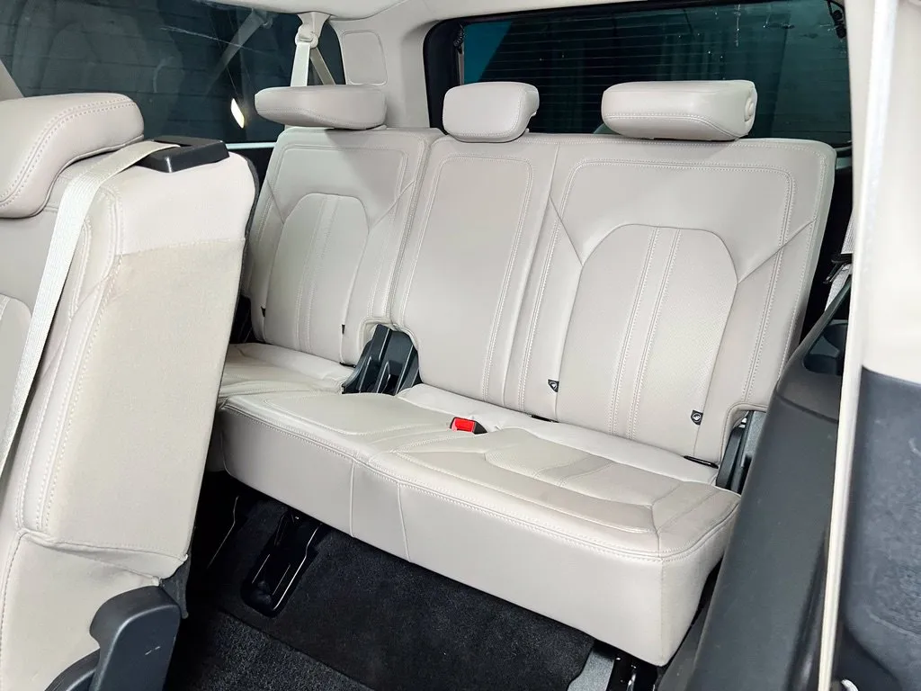 Ford Expedition MAX photo 22