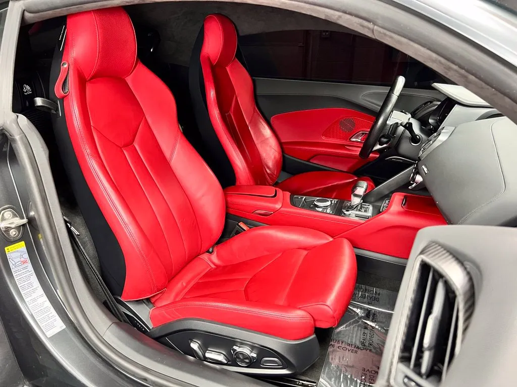 Audi R8 photo 7
