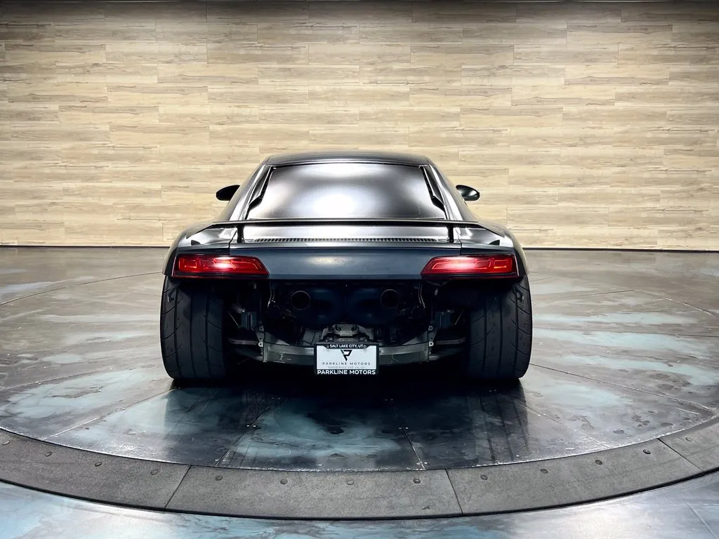 Audi R8 photo 17