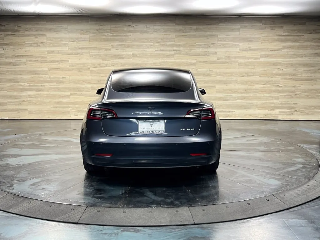 Tesla Model 3 photo 17