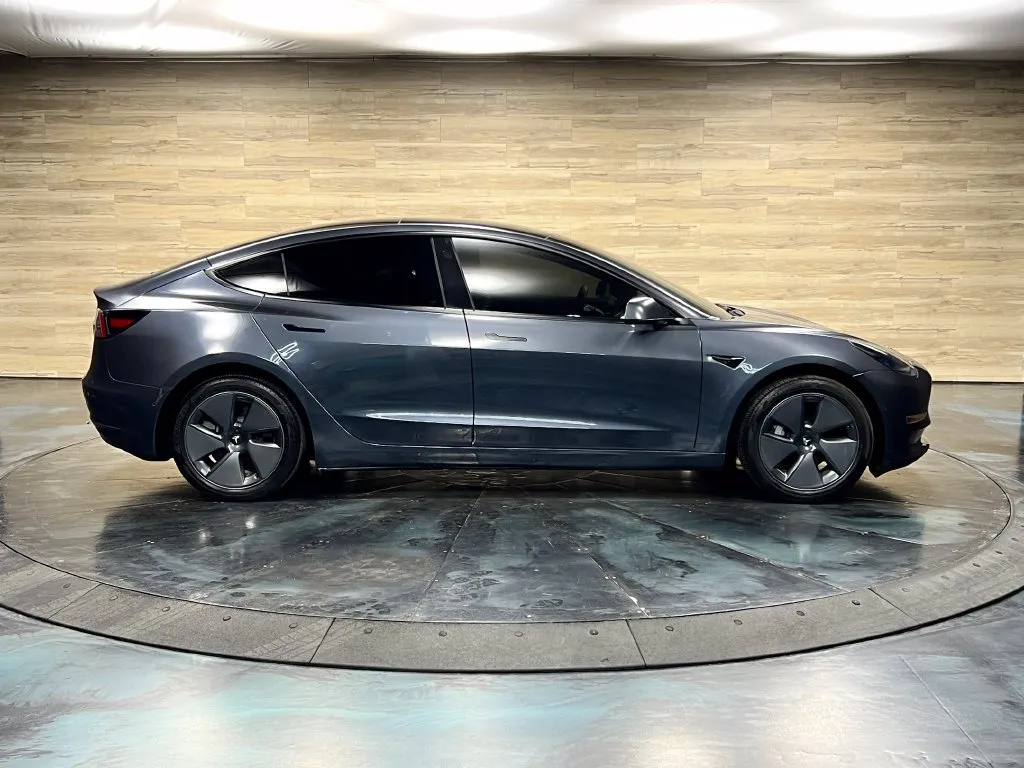 Tesla Model 3 photo 18